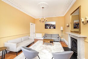 Stylish Southside Flat Near Old Town