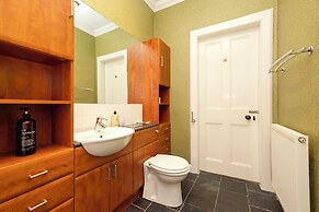 Stylish Southside Flat Near Old Town