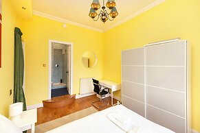 Stylish Southside Flat Near Old Town