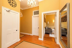 Stylish Southside Flat Near Old Town