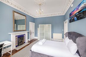 Stylish Southside Flat Near Old Town