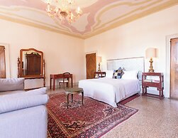 Palazzo Foscolo Grand Canal