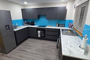 2 Bed House Sleeps 5 -private Garden