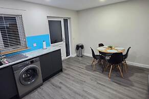 2 Bed House Sleeps 5 -private Garden