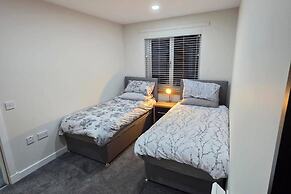 2 Bed House Sleeps 5 -private Garden