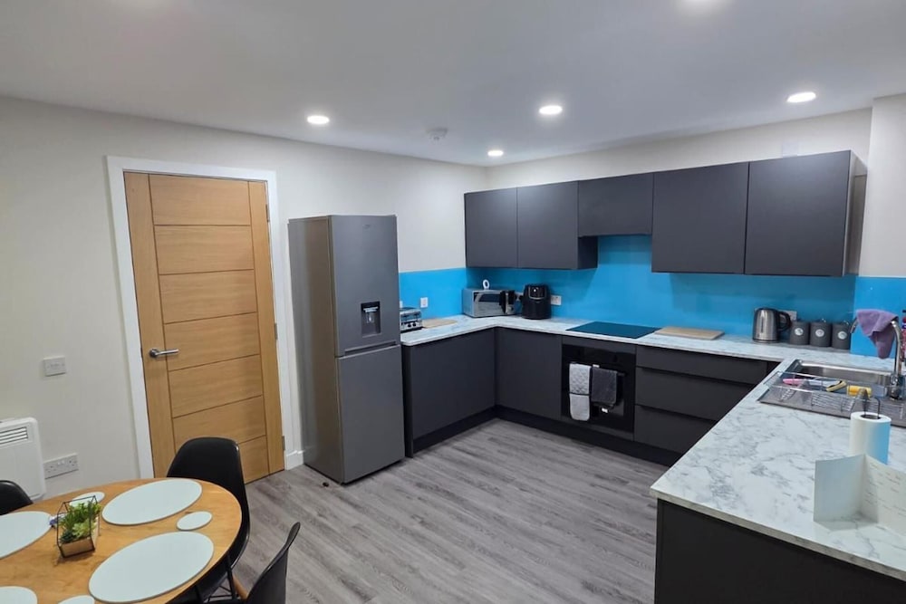2 Bed House Sleeps 5 -private Garden