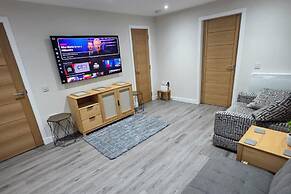 2 Bed House Sleeps 5 -private Garden
