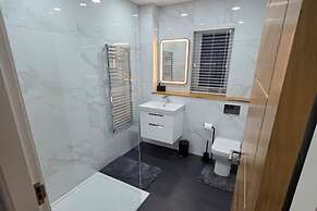 2 Bed House Sleeps 5 -private Garden
