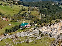 Kayaüstü Dağ Evi