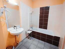 Cozy 2-bedroom Air-conditioned Apartment