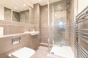 Stylish Flat in Romford - 5mins for Elizabeth Line