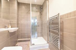 Stylish Flat in Romford - 5mins for Elizabeth Line