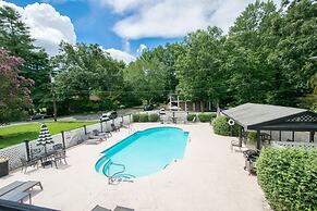 Stone Studio Lakefront Pool Access