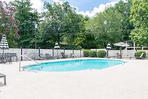 Stone Studio Lakefront Pool Access