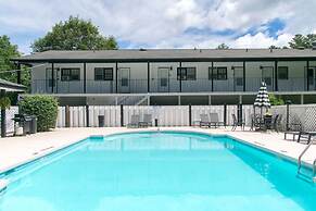 Stone Studio Lakefront Pool Access