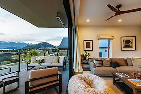 Korari House - Lake Views - Sleeps 10