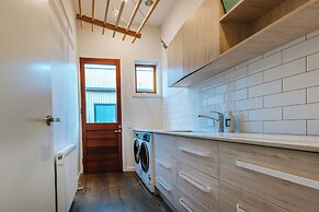 Korari House - Lake Views - Sleeps 10
