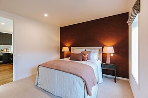 Korari House - Lake Views - Sleeps 10
