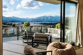 Korari House - Lake Views - Sleeps 10