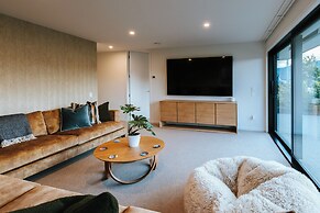 Korari House - Lake Views - Sleeps 10