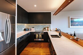 Korari House - Lake Views - Sleeps 10