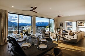 Korari House - Lake Views - Sleeps 10