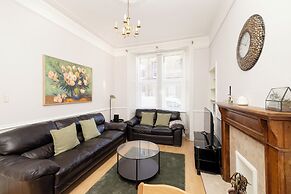 Elegant 2-Bed Flat with Edinburgh Charm