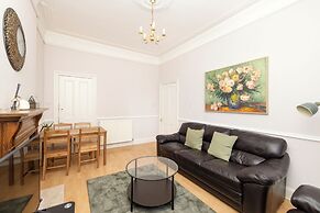 Elegant 2-Bed Flat with Edinburgh Charm