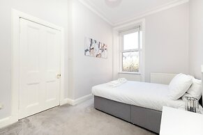Elegant 2-Bed Flat with Edinburgh Charm
