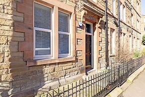 Elegant 2-Bed Flat with Edinburgh Charm