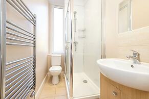 Elegant 2-Bed Flat with Edinburgh Charm