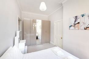 Elegant 2-Bed Flat with Edinburgh Charm