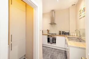Elegant 2-Bed Flat with Edinburgh Charm