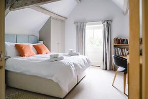Stunning 6 Bedroom Riverside Barn Cotswold Mill