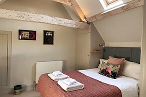 Stunning 6 Bedroom Riverside Barn Cotswold Mill