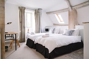 Stunning 6 Bedroom Riverside Barn Cotswold Mill