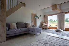 Stunning 6 Bedroom Riverside Barn Cotswold Mill