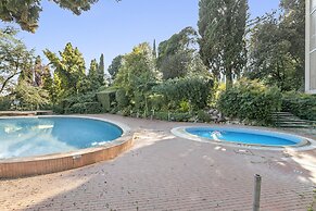 Luxury Apt 402 With Pool & Lake View