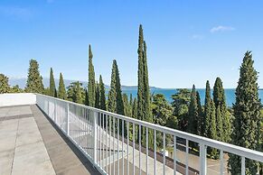 Luxury Apt 402 With Pool & Lake View