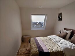 Luxury Apartment With Pool & Parking
