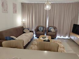 Luxury Apartment With Pool & Parking