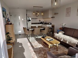 Luxury Apartment With Pool & Parking