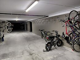Luxury Apartment With Pool & Parking