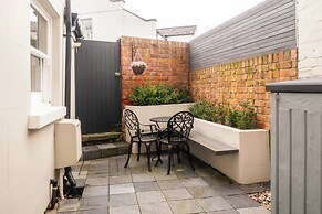 Stunning 2BD Townhouse in Cheltenham
