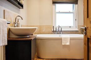 Stunning 2BD Townhouse in Cheltenham