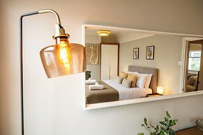 Stunning 2BD Townhouse in Cheltenham