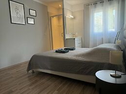 Villa Alba: Sunlit Comfort in Lirac