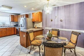 Screened Porch + Pool Access: Longs Golf Getaway