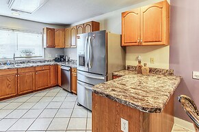 Screened Porch + Pool Access: Longs Golf Getaway