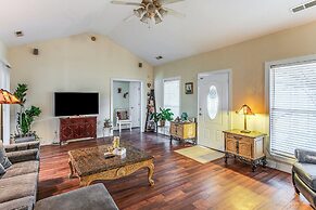 Screened Porch + Pool Access: Longs Golf Getaway